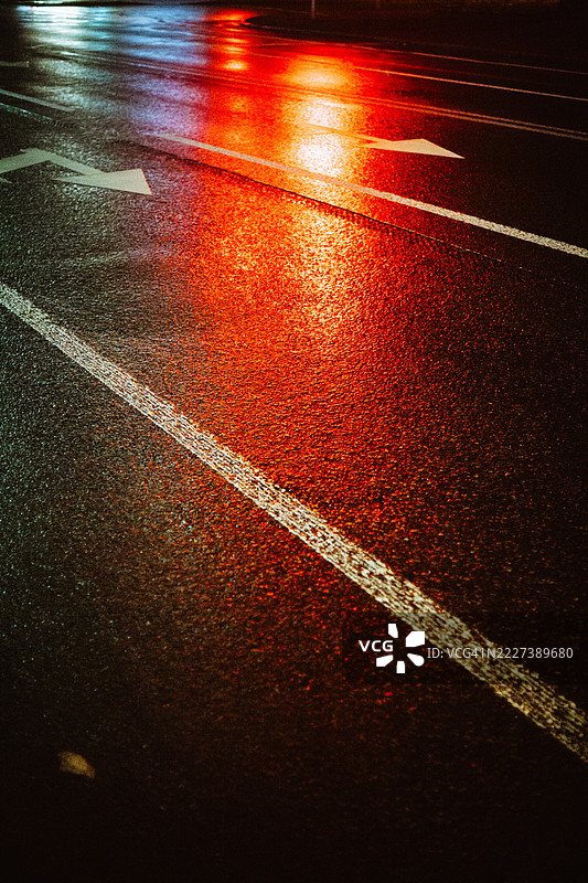 夜间湿路上红绿灯的倒影图片素材