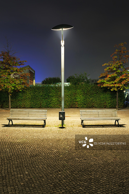 夜晚的两个空长椅和一盏灯笼图片素材