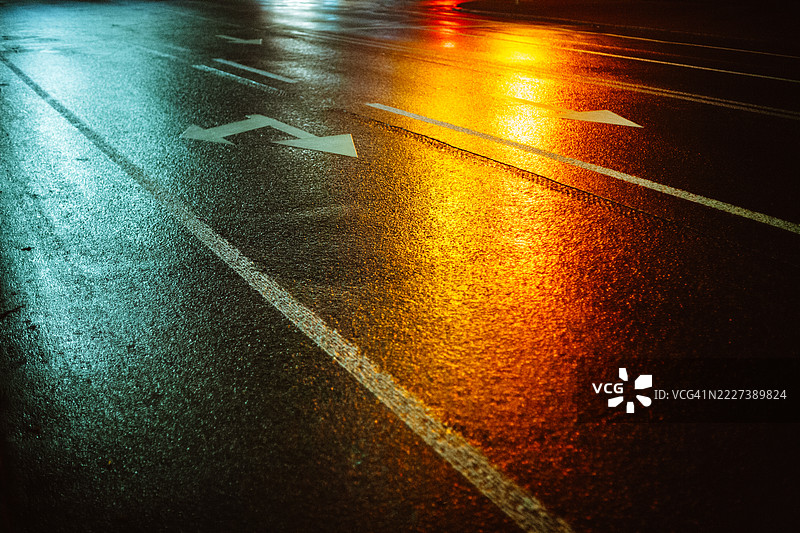 夜间湿路上红绿灯的倒影图片素材