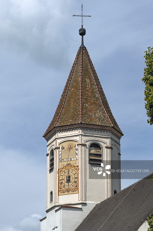 德国巴登-符腾堡州莱特基希附近的乌特策尔圣马格努斯教堂，钟楼配有时钟和日晷图片素材