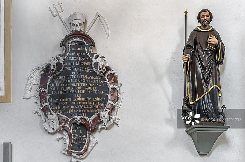 带有拉丁文的纹章和圣乔治，屠龙者，位于德国巴登-符腾堡州莱特基兴附近的乌特泽尔圣马格努斯教堂图片素材