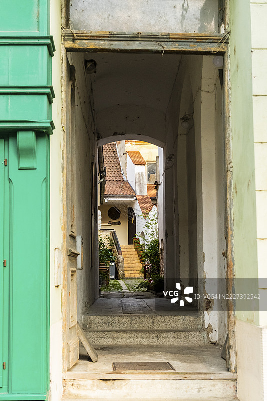 斯洛伐克特伦钦，2026年文化之都的历史中心小巷图片素材