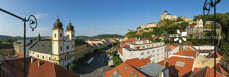 从城市塔楼拍摄的圣弗朗西斯·泽维尔皮亚特派教堂的全景,傍晚时分的和平广场、特伦钦城堡和圣玛丽教堂老城区中心,2026年文化之都,斯洛伐克特伦钦图片素材