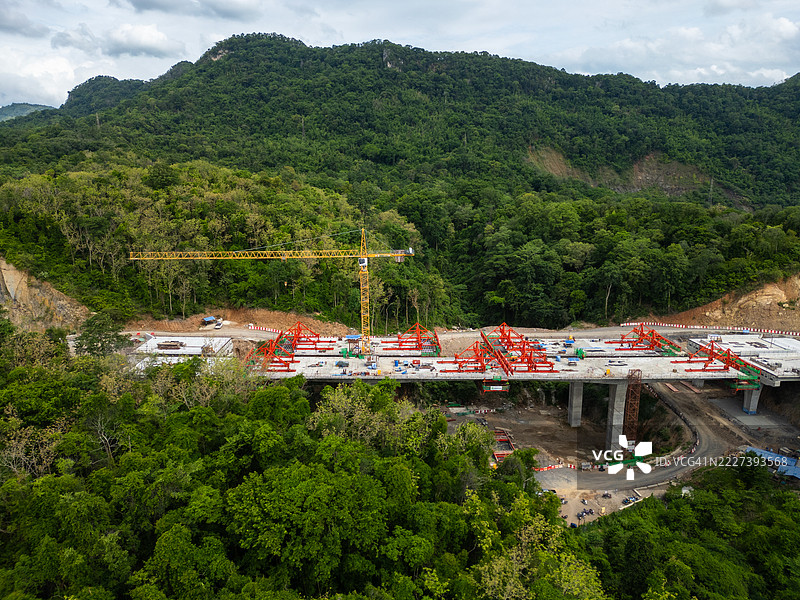 森林山丘中的高速公路建设鸟瞰图图片素材