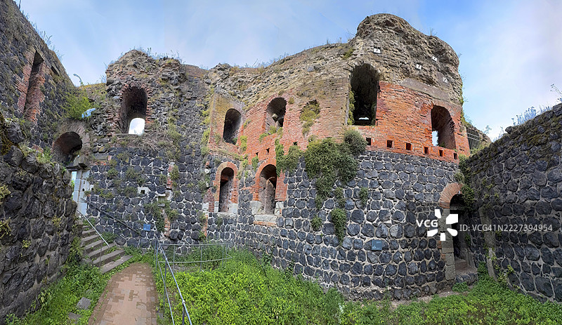 中世纪皇帝腓特烈一世·巴巴罗萨于约1184年建造的帝国宫殿遗址内部北侧内景全景照片，部分修复了安全的砌体，该遗址位于今天莱茵河畔的凯泽斯韦特，杜塞尔多夫，北莱茵-威斯特法伦州。图片素材