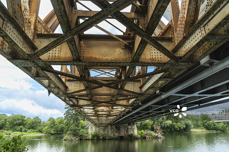 旧铁路桥正在改建为费斯塔桥，位于斯洛伐克特伦钦的瓦赫河上，文化之都2026。图片素材