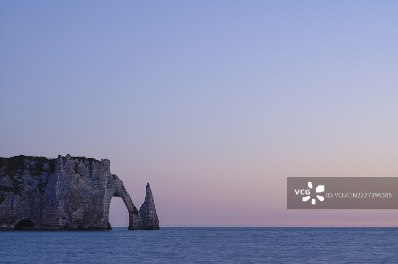 埃特雷塔的岩石拱门法莱兹或阿瓦尔门和岩石针尖阿吉尤，海洋，陡峭的海岸，悬崖，白垩悬崖，白色海岸，阿尔巴特海岸，日落，傍晚氛围，气氛，诺曼底，塞纳-马恩省，法国图片素材