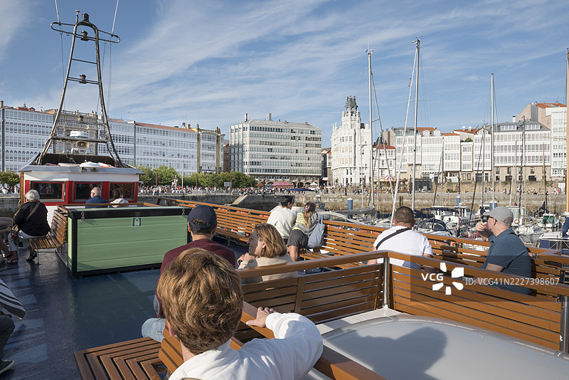 西班牙阿科鲁尼亚的游客在船上观光游览图片素材