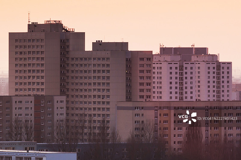 德国柏林马尔岑住宅区的塔楼式建筑（Plattenbau）图片素材