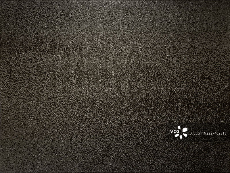 深色青铜金属板的非常细腻的粗糙纹理，带有明亮的反射。图片素材