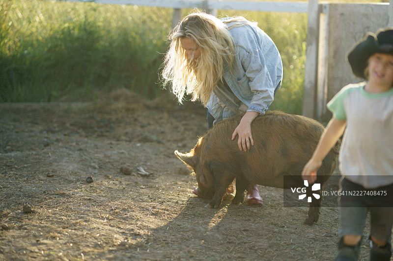 一家人在农场与可爱的动物们享受一天的时光图片素材