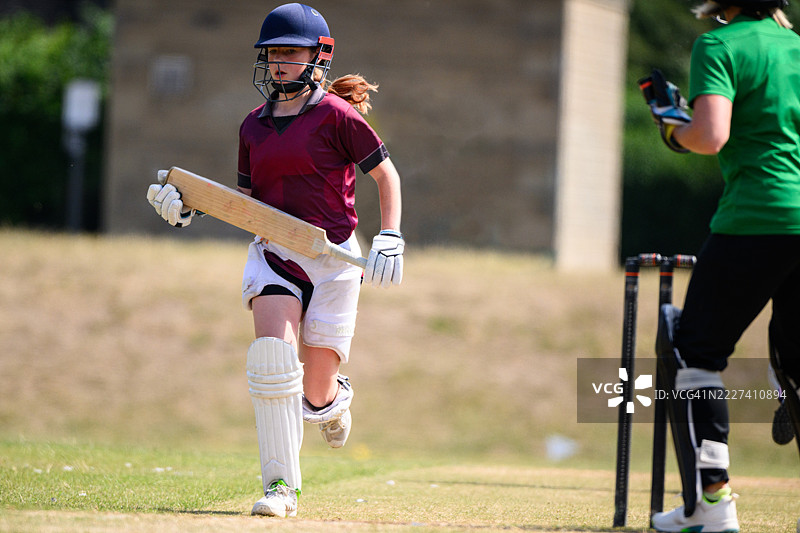 正面视角的青少年女性击球手在局中得分图片素材