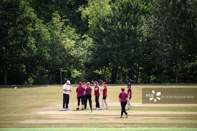 队友们庆祝，裁判正在查看他的记录。图片素材