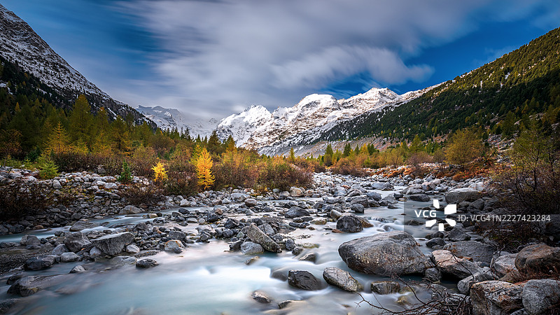 瑞士庞特雷西纳的雪山美景与天空相映成趣图片素材