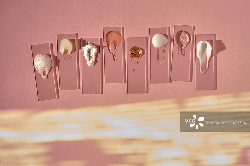 粉色背景与各种化妆品，留有文字空间图片素材