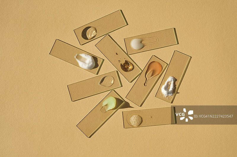 各种化妆品质地样本在米色背景上图片素材
