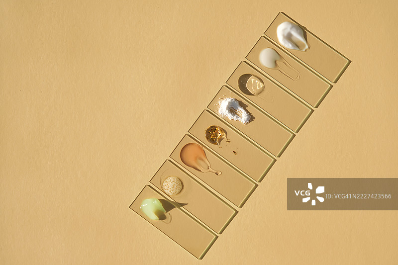 米色背景与各种化妆品，留有文字空间图片素材