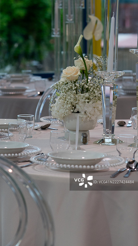 桌子上花瓶里的花特写图片素材