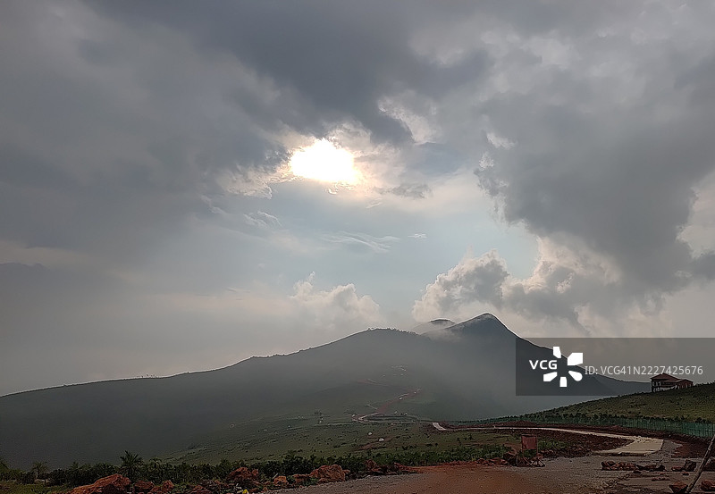 印度奥里萨邦波坦吉的天空下山脉的美丽景色图片素材