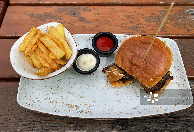 德国杜伊斯堡餐桌上的食物俯视图图片素材