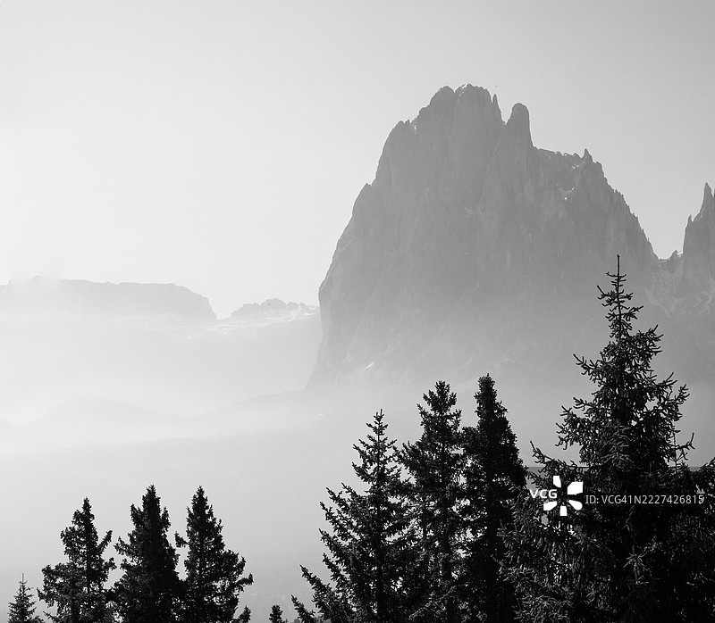 意大利卡斯特尔罗托的清澈天空下的山景图片素材