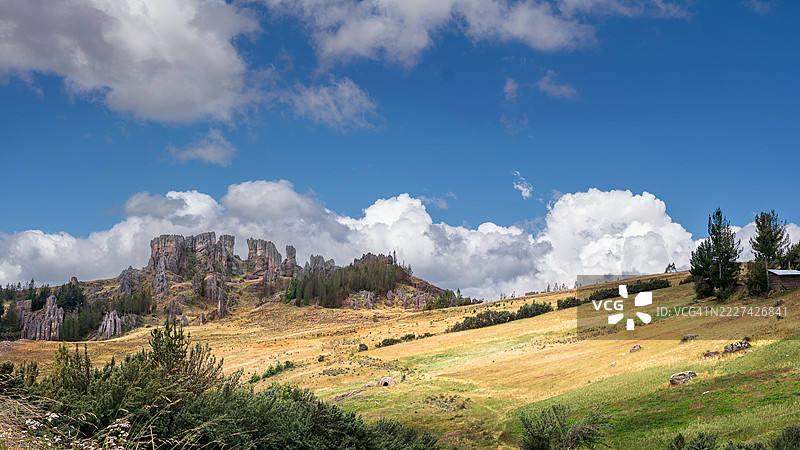 朝向秘鲁卡哈马卡的FRAILONES岩石形成的景观图片素材