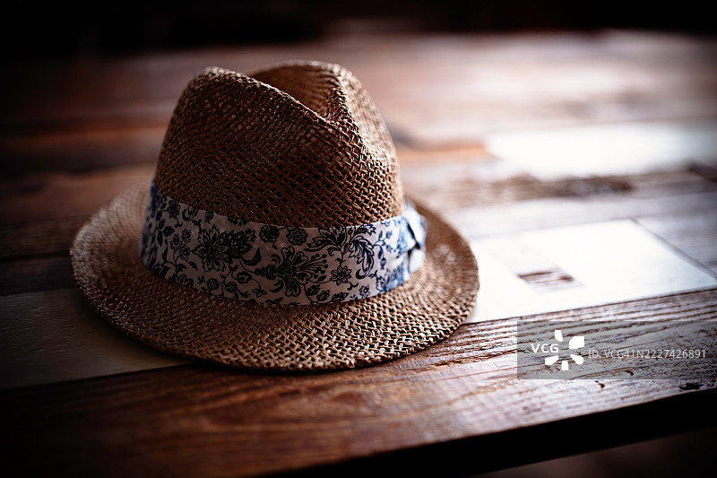 桌子上的帽子特写，日本图片素材