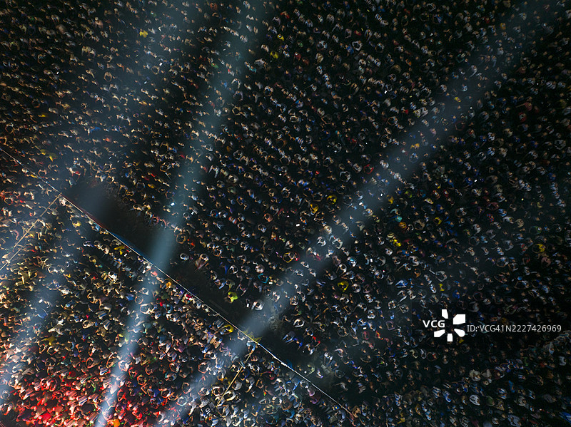 夜间音乐会期间，孟加拉国田野上人群的五彩灯光鸟瞰图图片素材