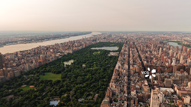 纽约市中心的鸟瞰图，中央公园上方，美国图片素材