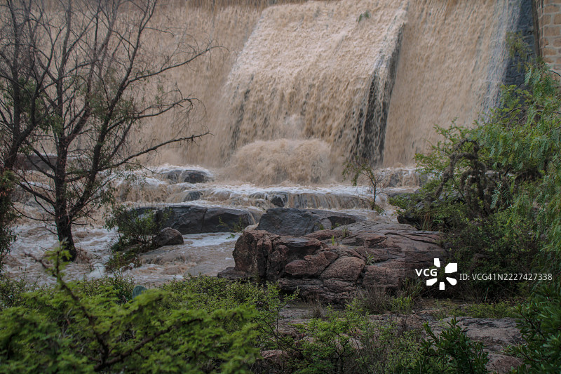墨西哥瓜纳华托州圣米格尔德阿连德的瀑布美景图片素材