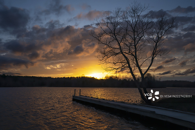 日落时分弗雷德里克斯堡，维吉尼亚州，美国的湖泊美景与天空相映成趣图片素材