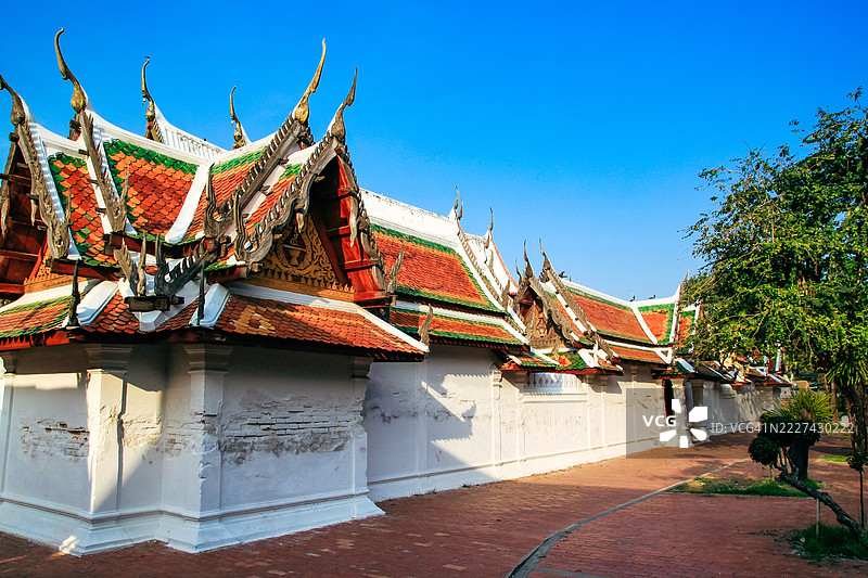 泰国皇家寺庙瓦雅苏万纳拉姆的精美建筑细节图片素材