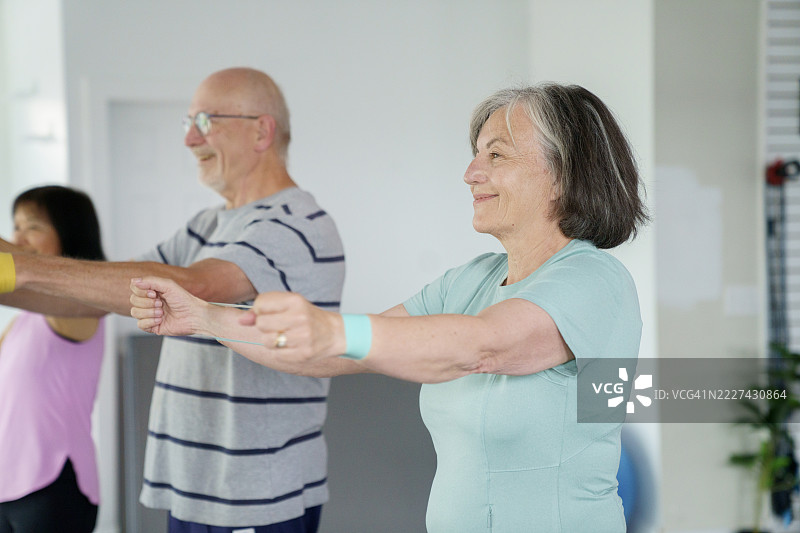 活跃的老年人在团体健身课上一起锻炼图片素材