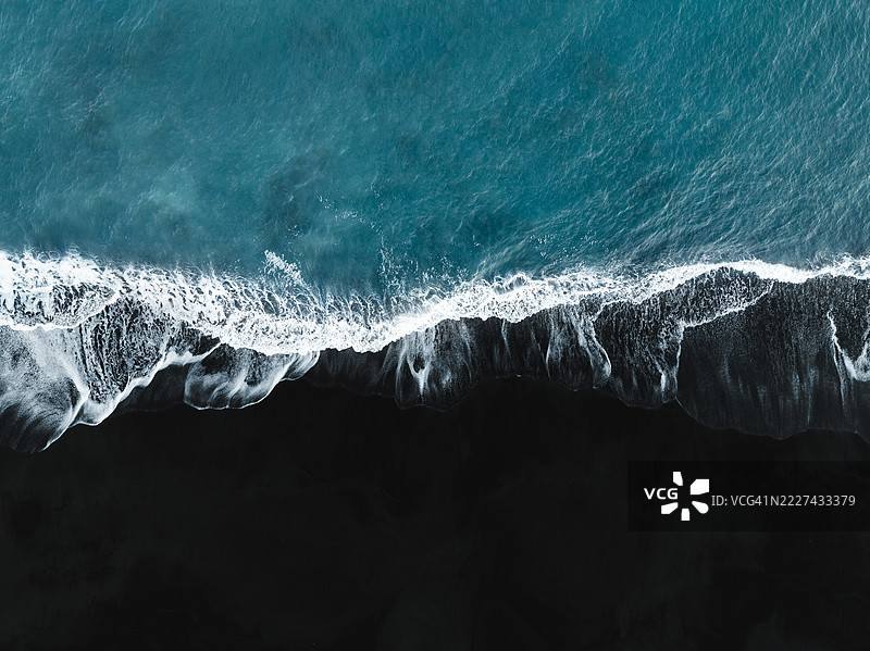 无人机拍摄的巴厘岛克隆贡区海岸宁静海滩场景图片素材