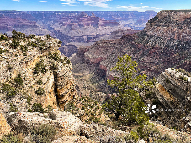 亚利桑那州沙漠红土地与蓝天山脉，亚利桑那州，美国，USA图片素材