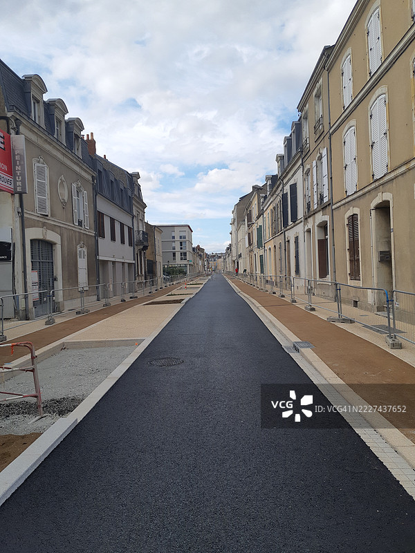 城市中建筑间的空旷道路，勒芒，卢瓦尔河地区，法国图片素材