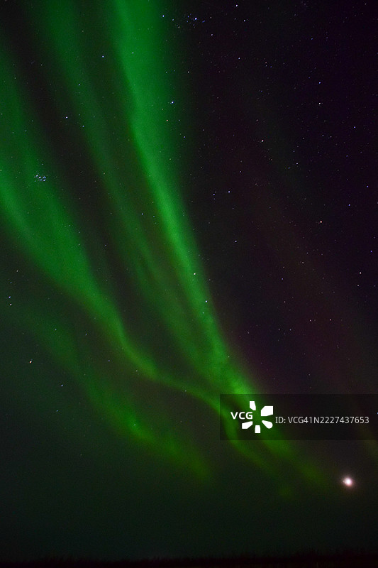 夜空的低角度视图，冰岛图片素材