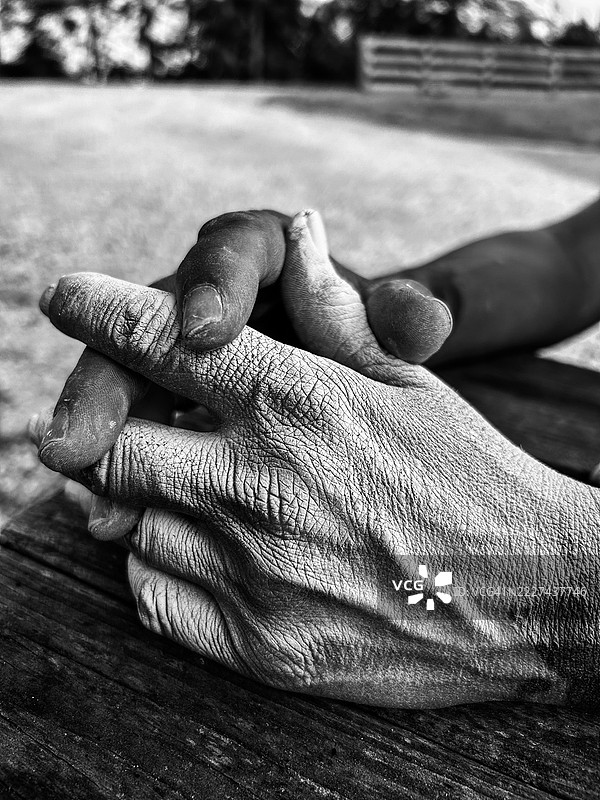 美国乔治亚州桌子上的女性手部特写图片素材