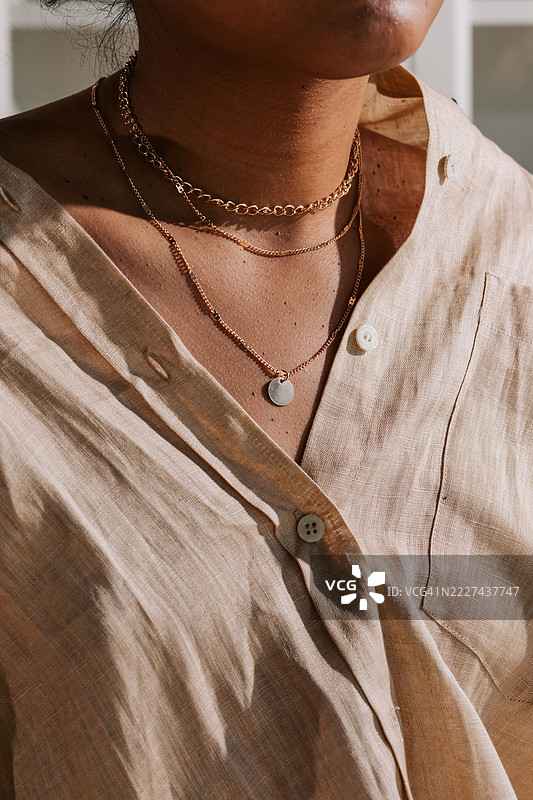 佩戴项链的女性中部，英国，英国图片素材