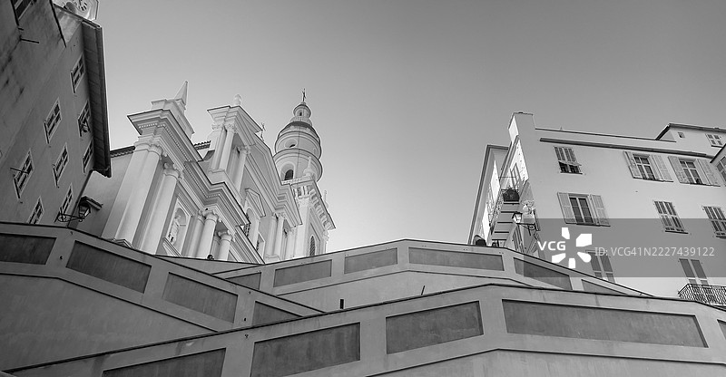 低角度视图的建筑与晴朗的天空，法国门顿图片素材