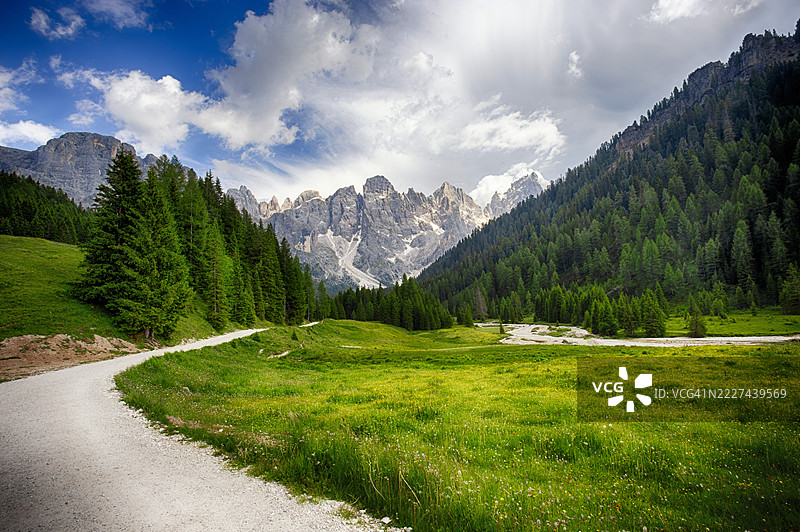 意大利佩达佐的天空下风景如画的景观图片素材