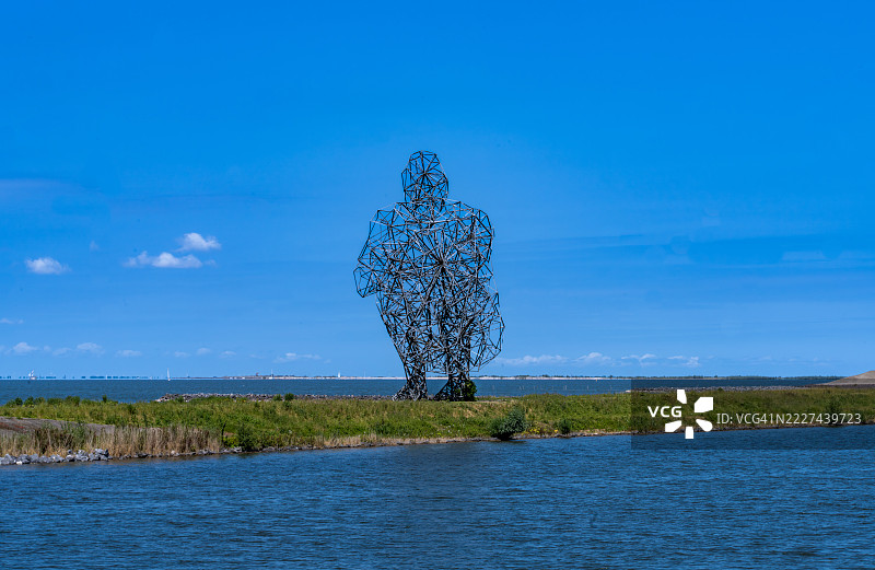 荷兰弗莱福兰省莱利斯塔德湖泊的美丽景色与天空相映成趣图片素材