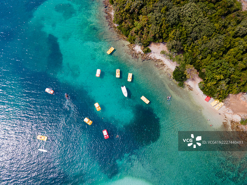 阿尔巴尼亚里维埃拉的克萨米尔全景，克萨米尔岛屿位于萨兰达附近。图片素材