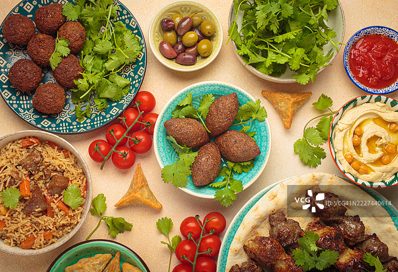 浅米色背景上的中东或阿拉伯菜肴及各式小吃图片素材