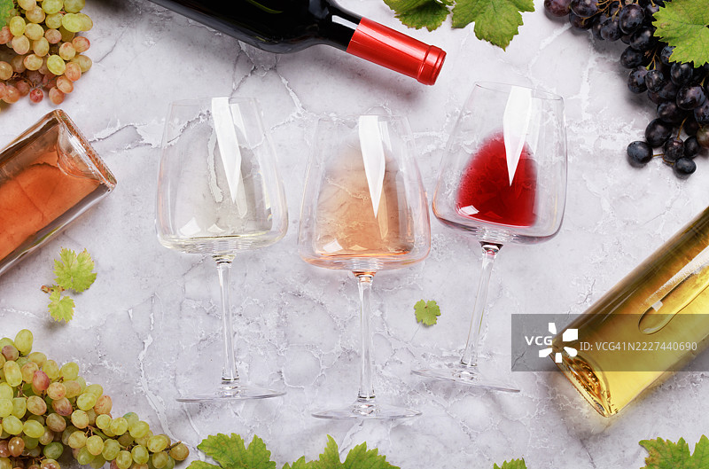 白色、玫瑰色和红色葡萄酒瓶及酒杯，美国，USA图片素材