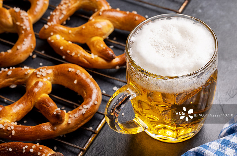 桌子上的啤酒杯特写， 美国， 美国图片素材