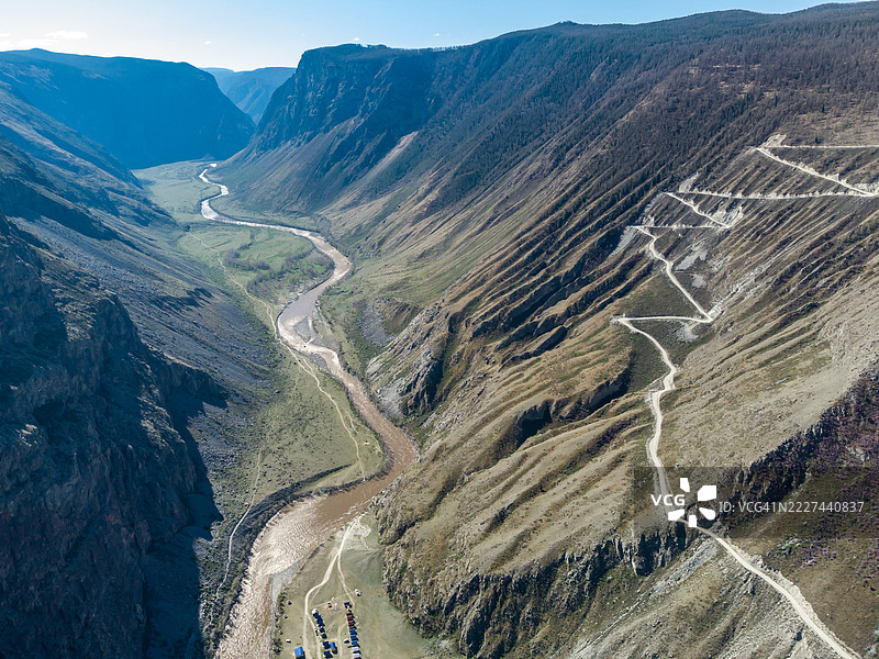 卡图-亚里克山口，楚柳什曼河的山谷，危险的山地风景图片素材