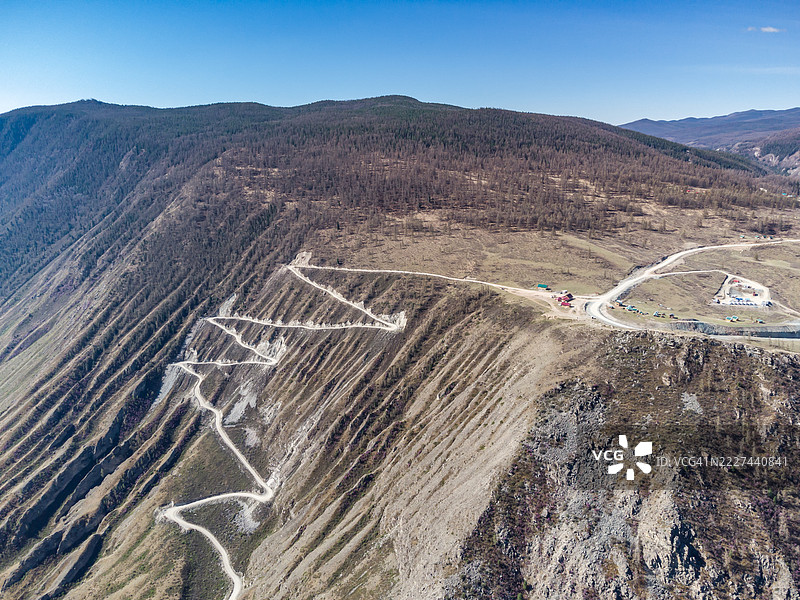 卡图-亚里克山口，楚柳什曼河的山谷，危险的山地风景图片素材