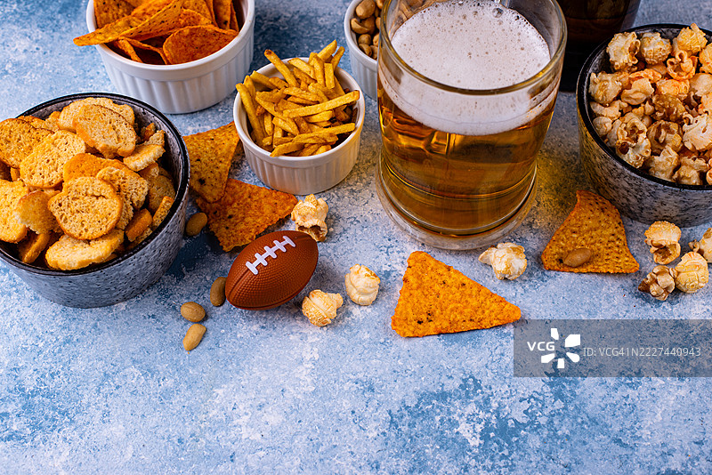超级碗或足球派对上的啤酒和各种小吃图片素材