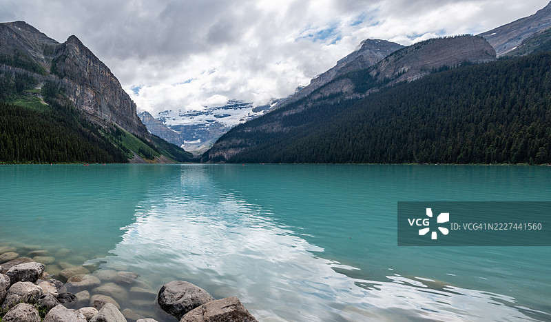 阿尔伯塔省班夫的湖泊路易斯，宁静的青绿色湖泊景色图片素材